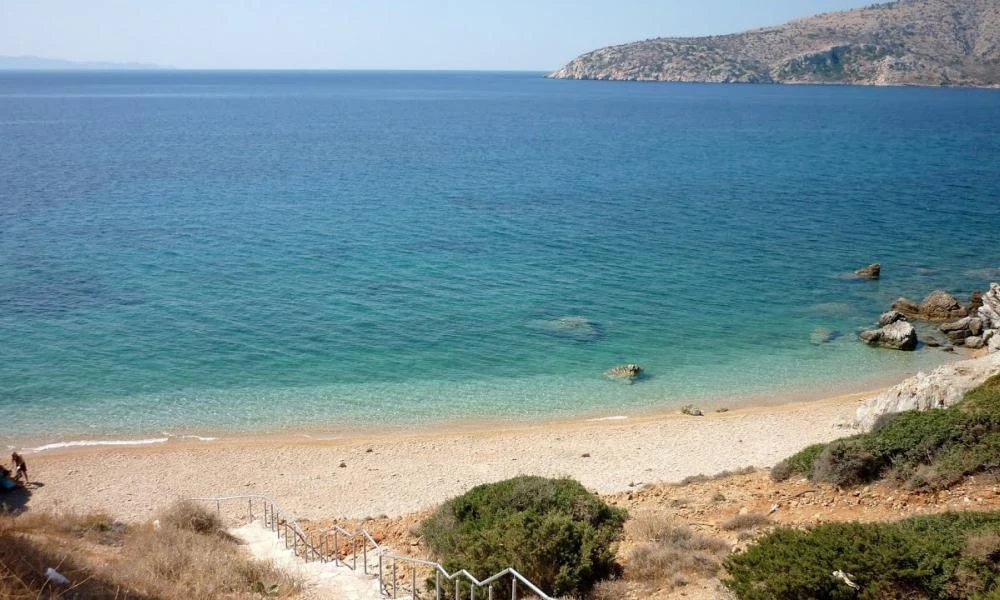 Η μαγευτική παραλία με τα 99 σκαλοπάτια που φέρνει τις Κυκλάδες στην Αττική